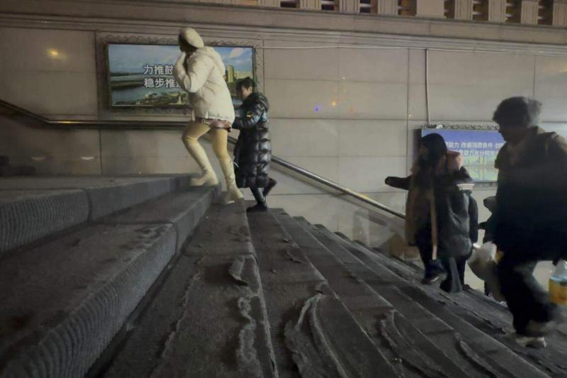 哈尔滨市政府史无前例地在中央大街地下通道的阶梯铺上地毯,以确保游客上下安全。(林煇智摄)