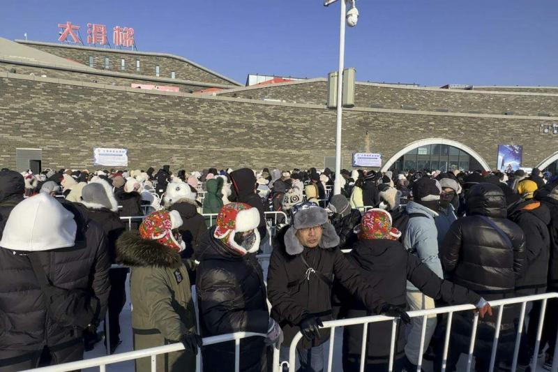 为体验冰雕大滑梯,上千名游客不惜在冰天雪地中排队,有时更要排上六个小时。(林煇智摄)