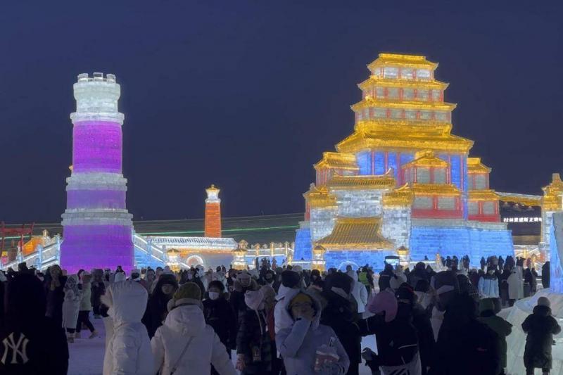 冰雪大世界到了晚上变得更热闹,冰雕在五彩斑斓灯光的映衬下显得绚丽多彩。(林煇智摄)