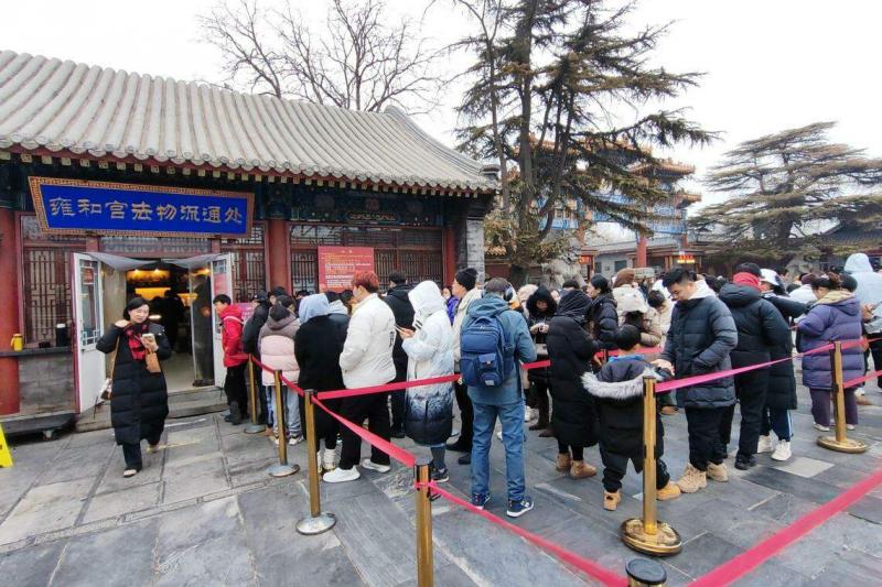 游客在雍和宫入口处的法物流通处大排长龙,只为请到心仪的雍和宫手串。(孟丹丹摄)