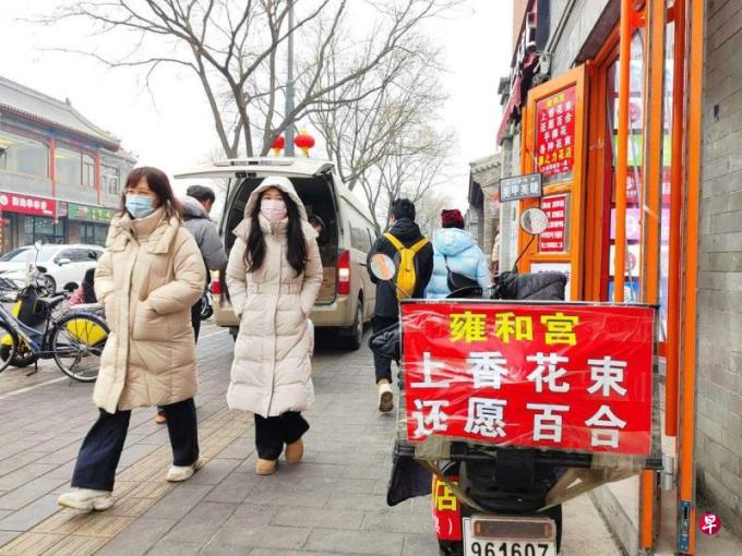 中国“上香青年”带旺北京雍和宫大街