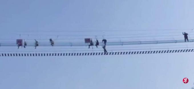 洛阳网红桥侧翻 游客倒挂半空 官方:项目已暂停