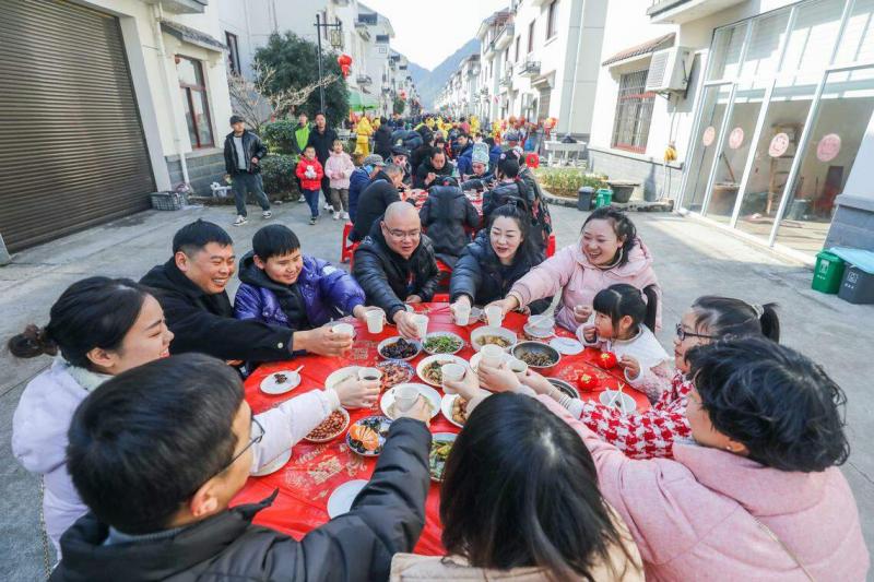 在许多父母看来,晚辈对红包的抵制让他们既没有面子,也丢失人情。图为浙江省建德市莲花镇百家宴。(新华社)
