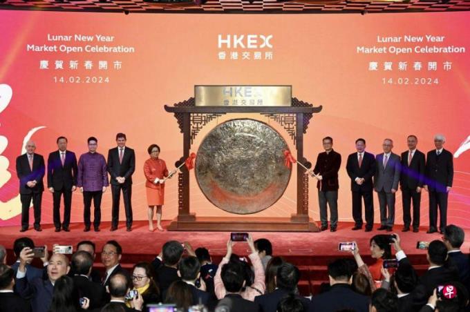 港股龙年首个交易日开红盘 金融界人士:港股全年下跌的概率较高