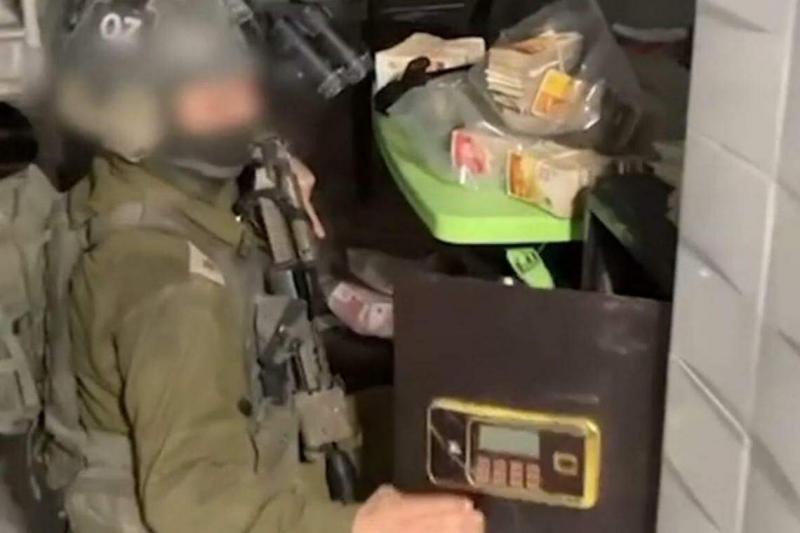 以军公布的另一段视频显示,辛瓦尔在得知以军逼近他藏身的隧道后仓惶逃走,连保险箱里的大量现金都没来得及带走。(视频截图)