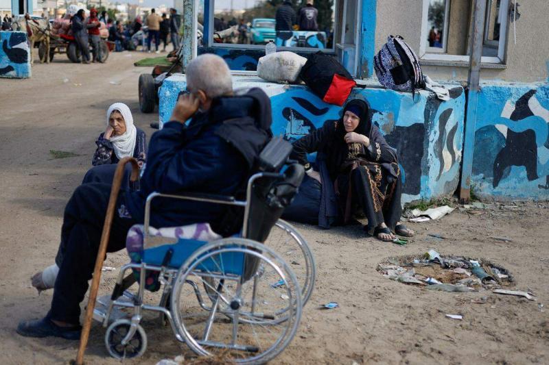 2月15日,一群自汗尤尼斯纳赛尔医院疏散的巴勒斯坦病人抵达拉法市。(路透社)