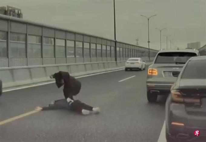 杭州一宾利司机高架桥上行凶被刑拘