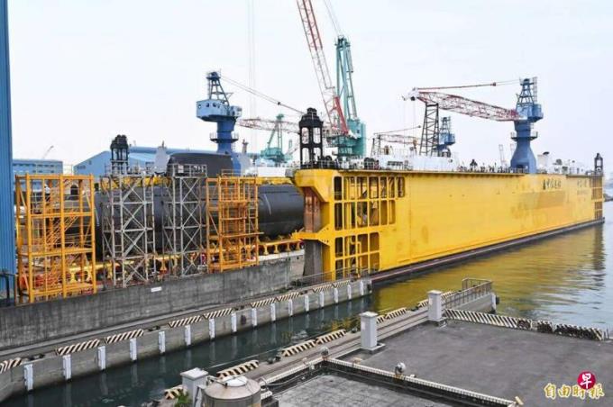 首艘台湾造潜舰海鲲号移往修船小坞测试