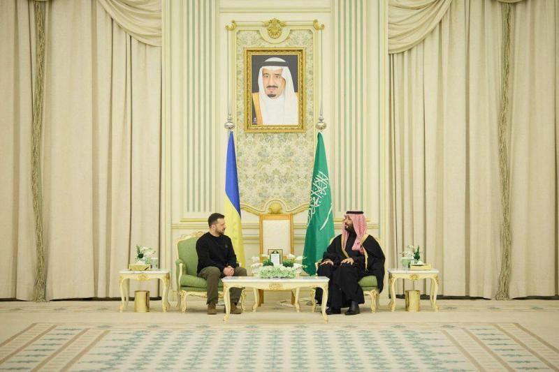 乌克兰总统泽连斯基以网络连线方式参加了巴黎的会议。泽连斯基(左)2月27日访问沙特阿拉伯,会晤沙特王储穆罕默德。(法新社)