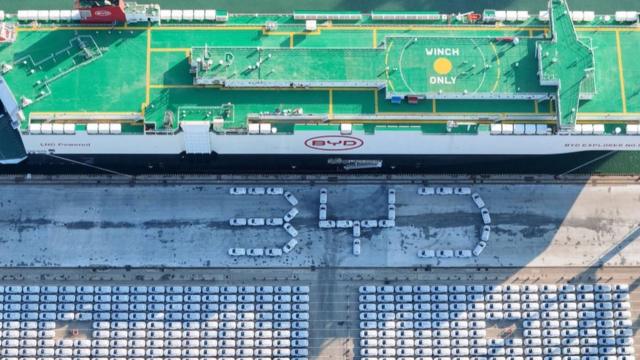 2024年1月10日,成排的比亚迪汽车等待装载该公司旗下的运车船“比亚迪探索者1号”(BYD EXPLORER NO.1)