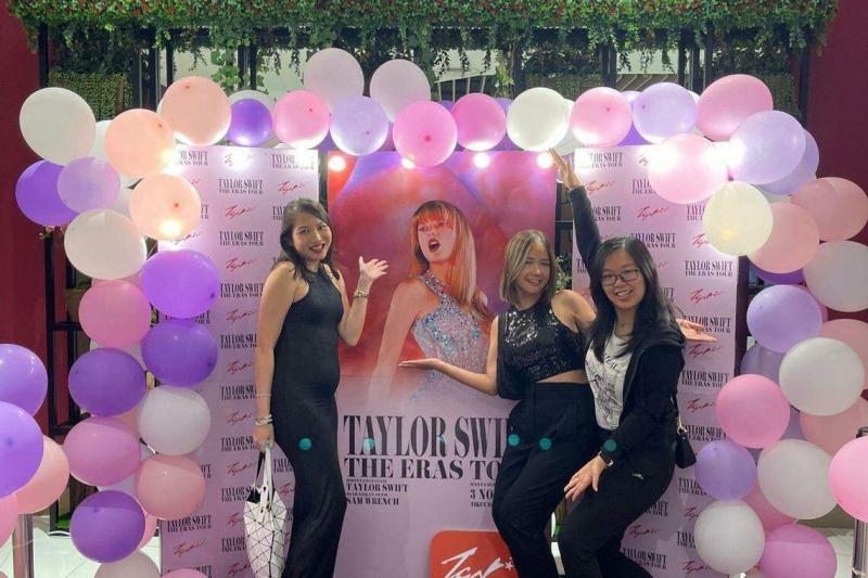 三个好朋友都将到新加坡欣赏偶像演出,左起为阿曼达、陈裕汶和陈舒慧。照片摄于去年11月吉隆坡(照片由受访者提供)