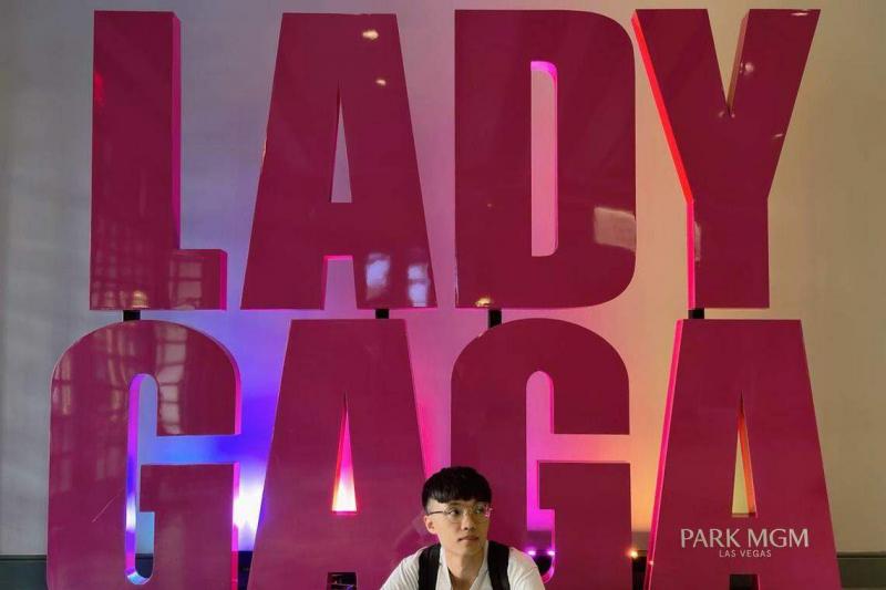罗宾在一家航空公司人事部工作, 能以员工价购买机票。他喜欢泰勒丝、女神卡卡 和爱黛儿等歌手,多年来经常飞欧美、 日本和新加坡等地欣赏心仪歌手的演唱会。 图为他去年到拉斯维加斯欣赏Lady Gaga演出。(受访者提供)