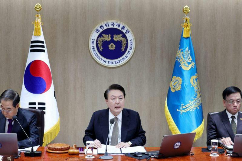 韩国总统尹锡悦(中)2月20日在国务会议上痛批医生集体罢工,声言绝不姑息,暗示在医学院扩招政策上绝不让步。(法新社)