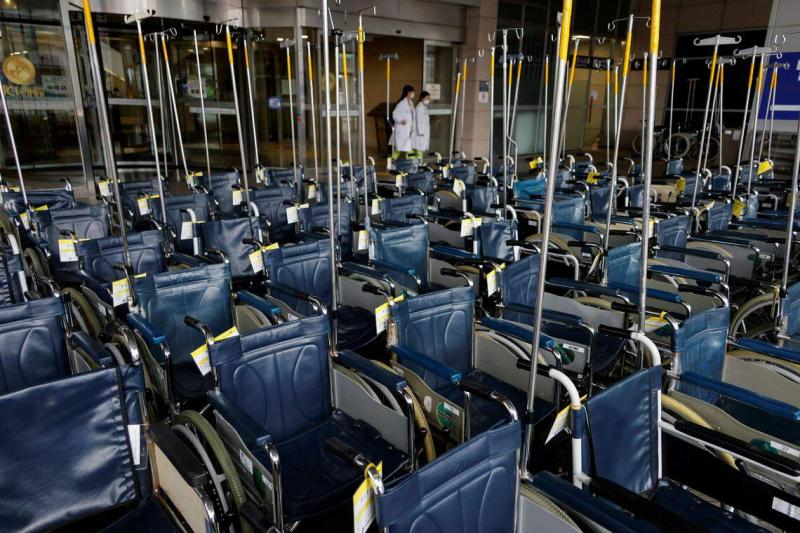 韩国100家大型综合医院约八成的实习和住院医生递交辞呈。他们认为,政府扩大医学院招生将拉低收生水平,且无助于解决医疗系统的根本问题。(路透社)