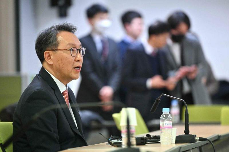 韩国保健福祉部副部长朴敏守2月29日在首尔会见罢工医生代表后接受媒体访问,透露政府计划缩短实习医生的36小时轮班制。(法新社)