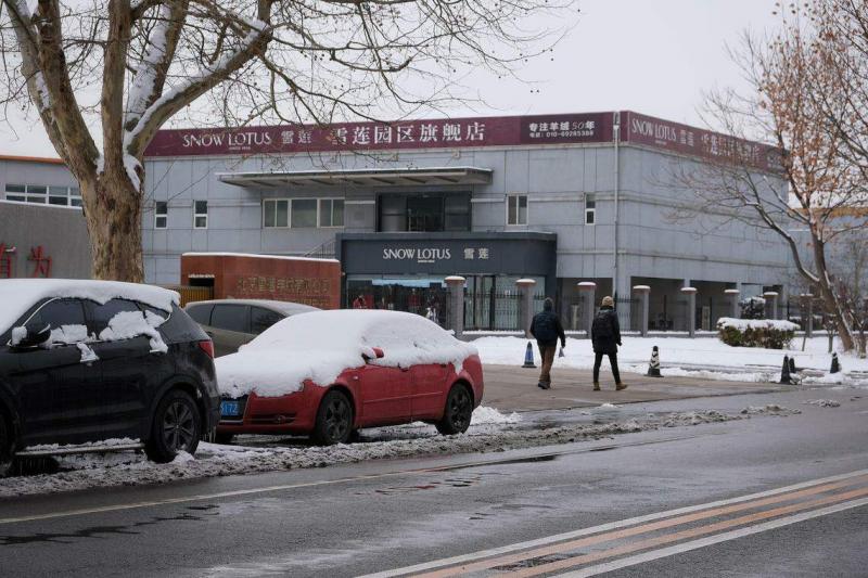 定于4月动工的火箭大街,目前是雪莲羊绒北京生产基地,当地工作人员透露,该生产基地将在3月底搬迁。(黄小芳摄)