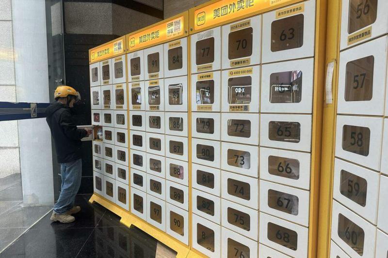 赛格广场在大楼底层安放了外卖柜,方便骑手和食客送餐取餐,但使用率并不高。(林煇智摄)