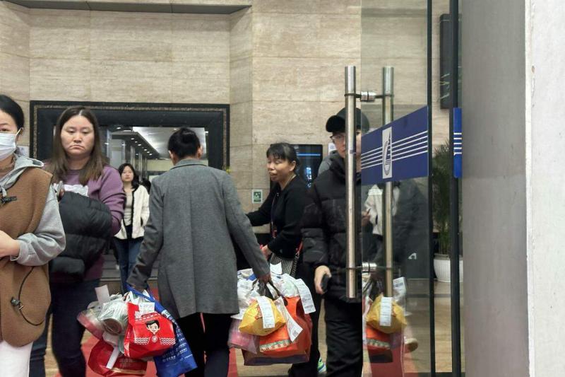 代送阿姨凑足订单后,就会拿着十几二十份外卖,到大楼逐一派送。(林煇智摄)