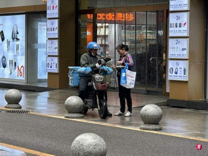 特稿:深圳兴起“最后一里路”外卖代送员