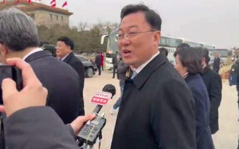 全国政协委员、中国驻美大使谢锋在被问到如何看待今年不会举行总理记者会时,稍楞了一下回答:“我还第一次听到这个。”(林煇智摄)