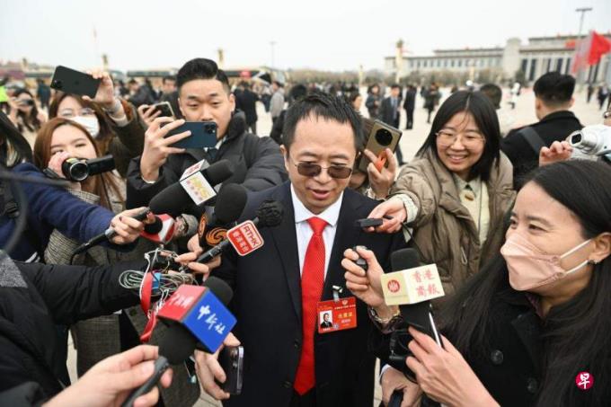 两会恢复疫前景观 媒体围堵政协委员