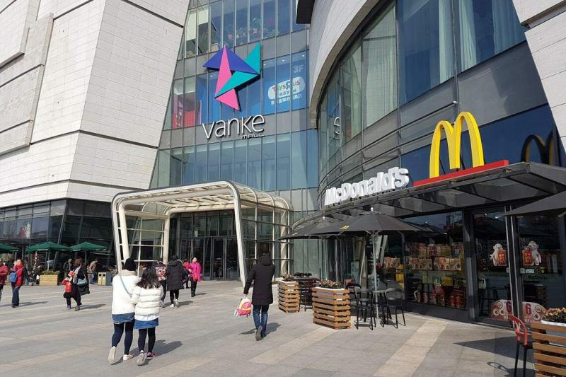 今年2月,万科将旗下营收第一的商业项目,上海七宝万科广场50%的股权以近七折的价格,甩卖给香港领展基金。图为该商业广场的正门。(互联网)