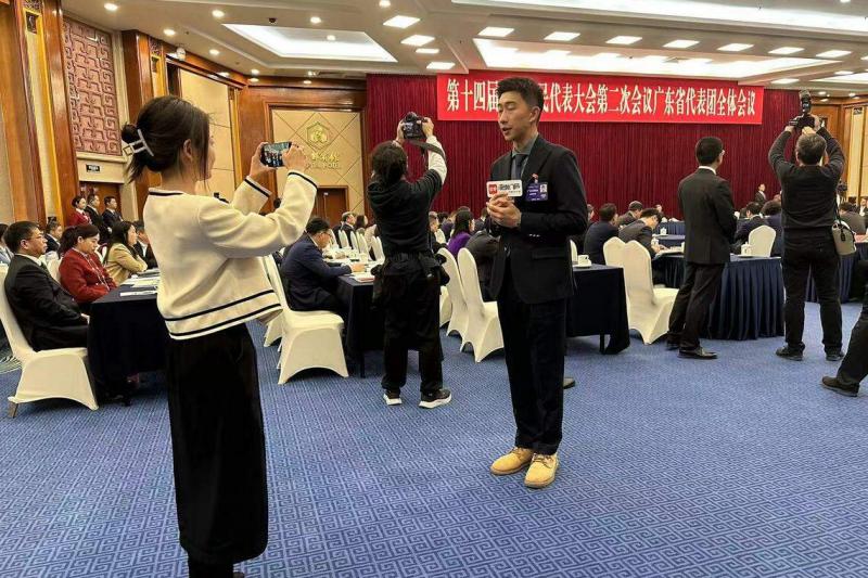 广东省委书记黄坤明在广东人大代表团开放团组会议时,临时邀请中外记者进入人大代表团区内近距离拍摄。(林煇智摄)