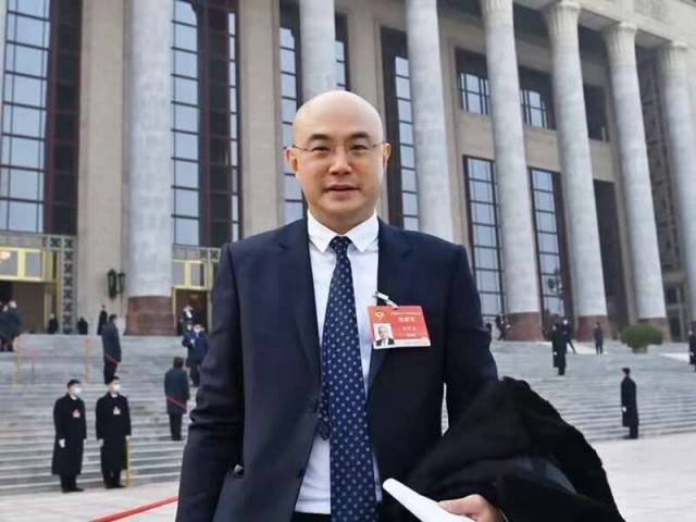 洪明基在微博自称是中国青年创业导师,经常就时事热点发表评论,在平台累积199万名粉丝。(互联网)