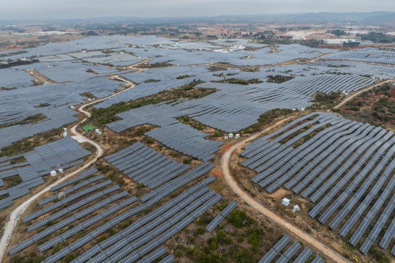 华能集团在中国石林的太阳能发电厂。