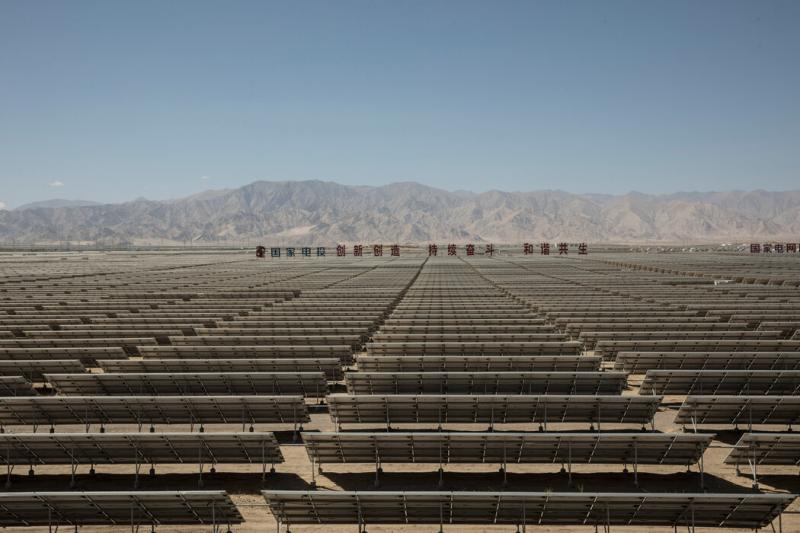 中国格尔木郊区的一个太阳能发电厂,摄于2018年。