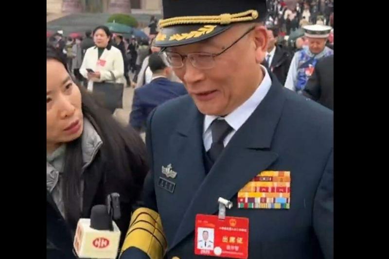 两会期间,有香港记者问中国海军政委袁华智,中国第四艘航母会不会采用核动力。(视频截取)