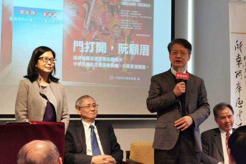 在陆委会前主委赖幸媛(左一)的新书发表会上,陆委会前副主委、文化大学国家发展与大陆研究所所长赵建民(持麦克风者)示警,台海局势升温,民进党政府高举主权、拒绝统一,却让台湾比任何时期更接近统一和一国两制,而且是非和平的方式。(温伟中)