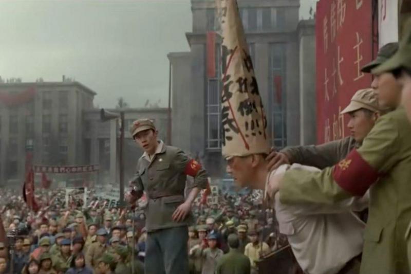 网飞版《三体》再现文革批斗场面。(互联网)