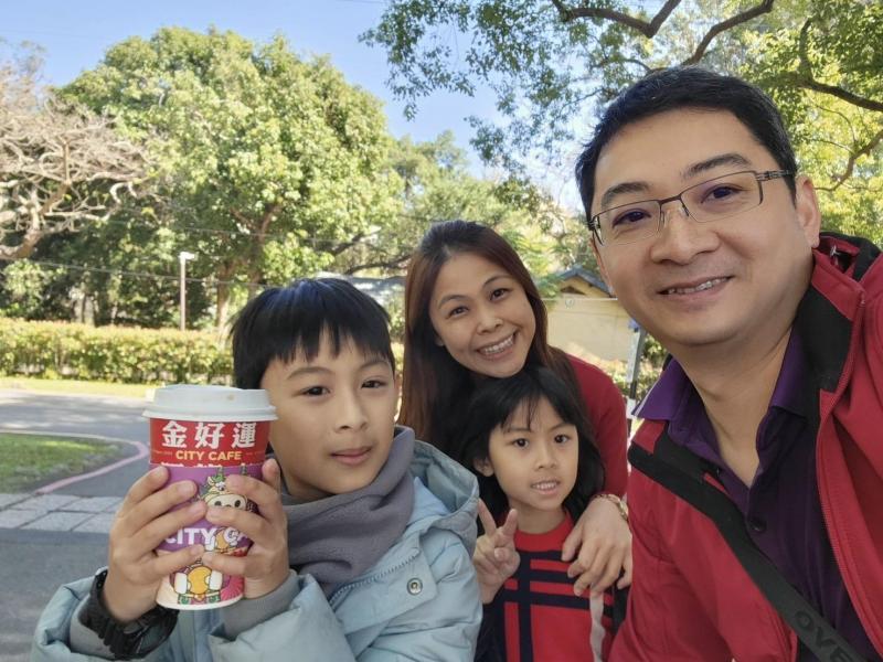 工程师刘莉晶(左二)与丈夫林志哲(右一)调整高压工作与生活作息后,接连迎来喜讯,如今育有九岁儿子林谦颖(左一)和六岁女儿林芊涵(右二)。(刘莉晶提供)