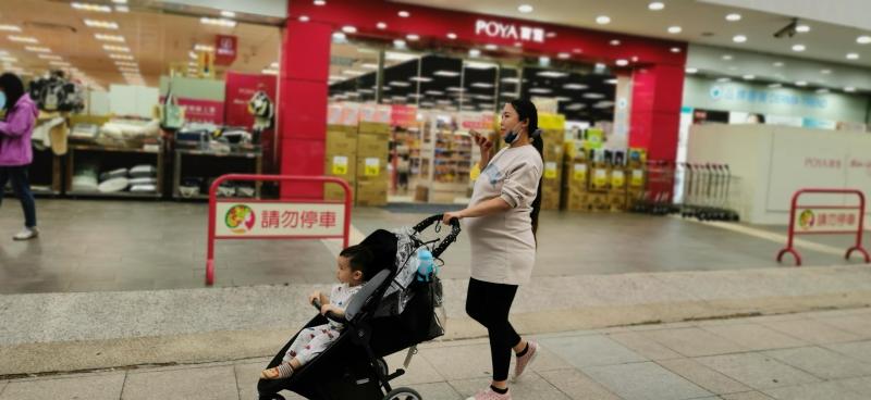 走在号称“全台最富里”的新竹市东区的关新里,不时有正在等待二宝诞生的孕妇推婴儿推车经过。(温伟中摄)
