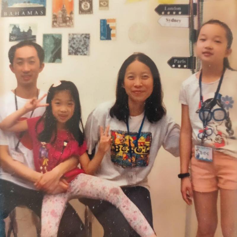 半导体工程师刘邦民(左一)与会计师太太育有一对15岁和13岁女儿,他认为孩子是甜蜜的负担,养育女儿的历程乐多于苦,比两个人的生活更美满。(刘邦民提供)