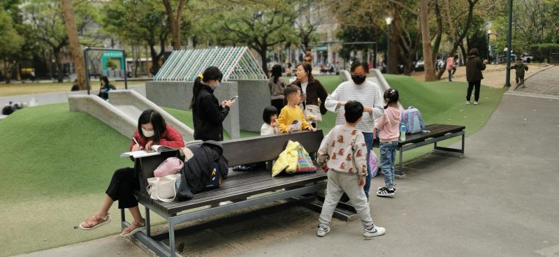 台湾内政部2月推估,2025年台湾整体生育率仅0.95人,为全球倒数第二,只比韩国0.74人高。新竹的多子化与人口增长,与全台湾的少子老龄化形成强烈对比。(温伟中摄)