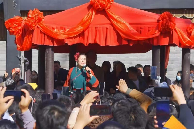 有网民说,要不是在说媒表演前一个小时就到场,节目开始了就只能站在山头或爬树看了。(中新社)