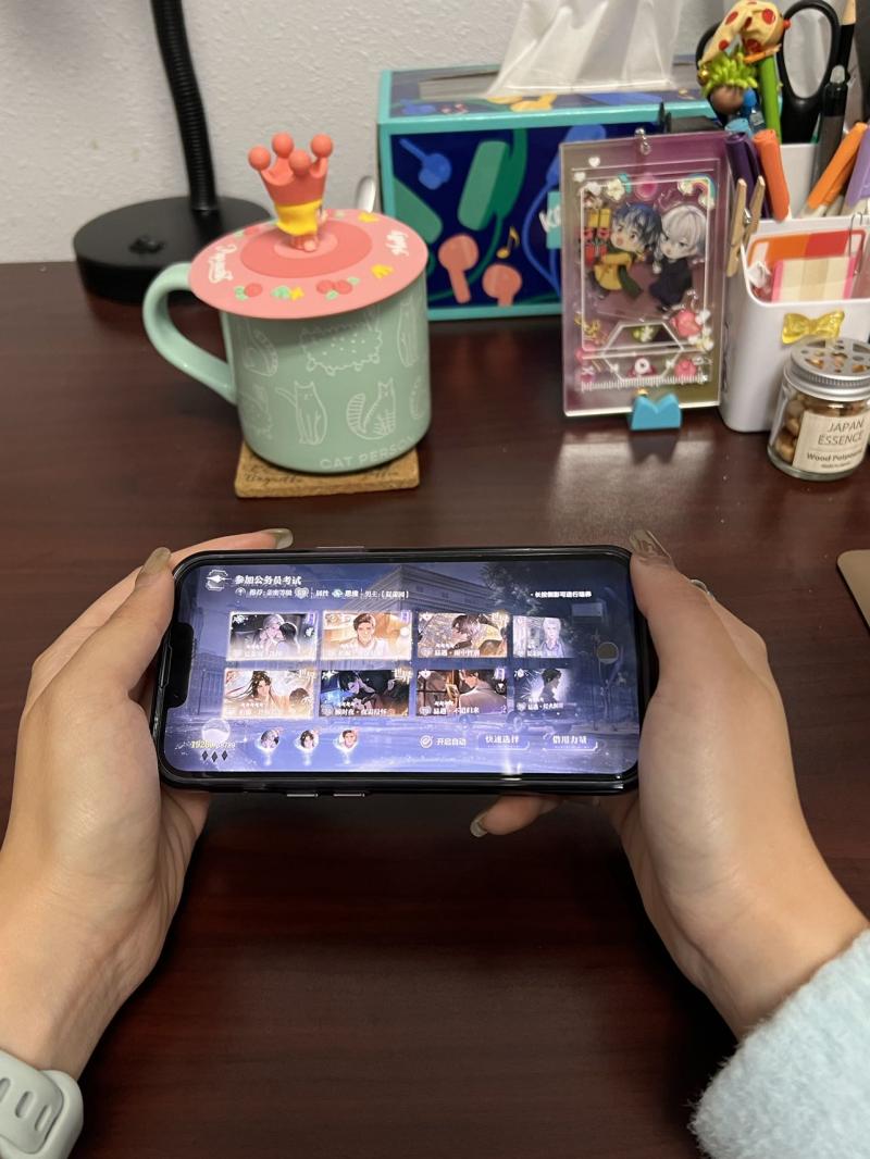 资深玩家陈诗蕊向记者展示她手机上的乙女游戏。(受访者提供)