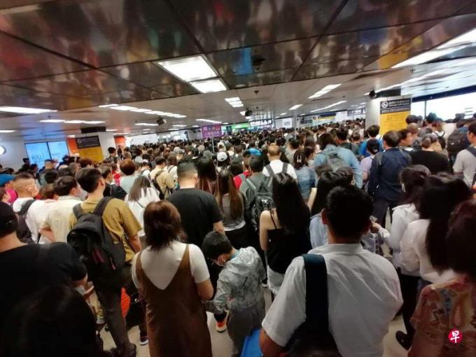 港人复活节假期蜂拥北上消费