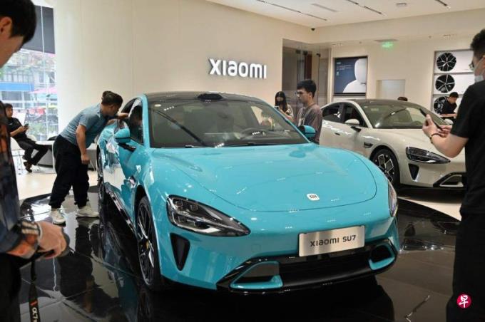 小米SU7今起交付 订单已超10万辆