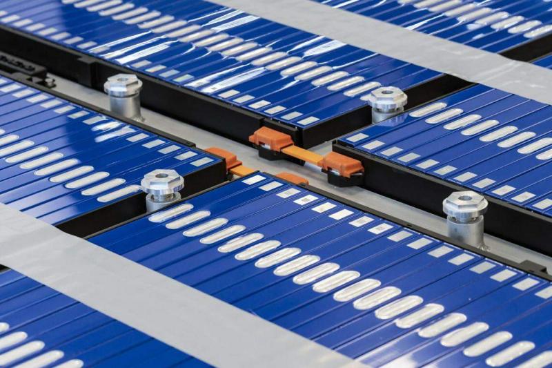 数据表明,尽管太阳能和电池领域存在产能过剩,但中国电动车行业可能无此问题。照片为中国合肥国轩高科技有限公司展示的电动车电池。(彭博社)