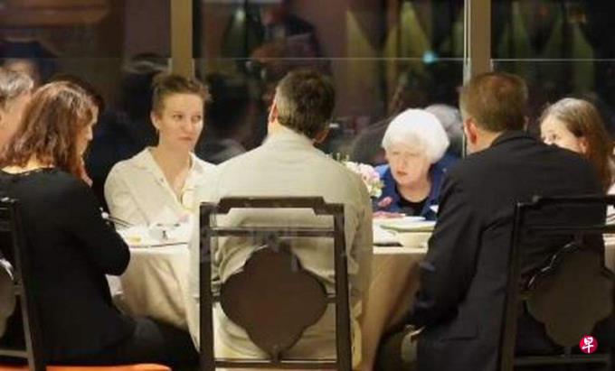 耶伦赴广州粤菜馆用餐被赞筷子用得不错