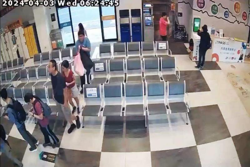 4月3日上午6时许,男子沈惠国及女子梁秀珠分别身穿深色、红色T恤和短裤,在花莲转运站排队等候搭车,前往太鲁阁国家公园。(名字音译)(视频截图)