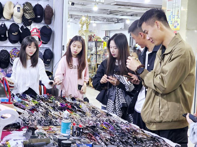 周末下午到重庆董家溪跳蚤市场淘二手的年轻人。(王纬温摄)