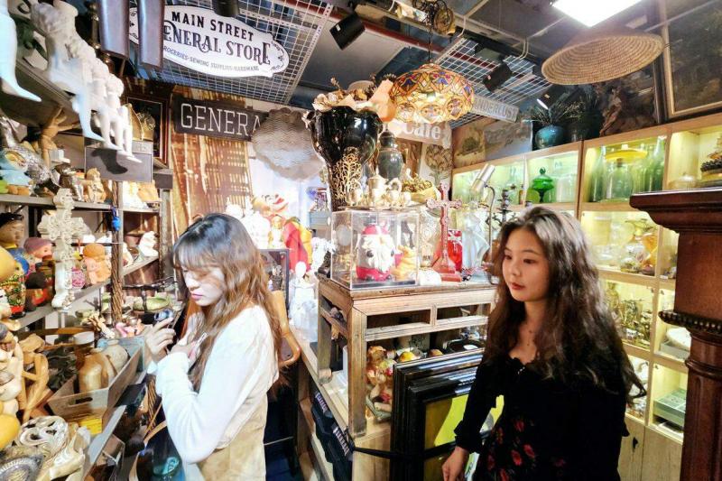 “唯物主义”二手店里,售卖各式各样特色摆件,吸引不少年轻人光顾。(王纬温摄)