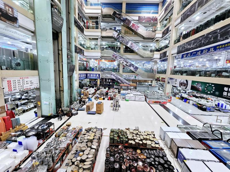 董家溪市场2022年5月搬迁至现址后规模扩大,楼高五层,内部有电梯和中央空调,也摆脱原先狭小且“脏乱差”的形象。(王纬温摄)