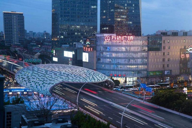 万达广场的定位一度是“城市的中心”。图为上海五角场的万达广场。(互联网)