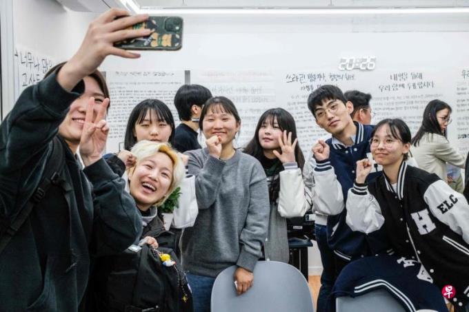 韩国国会选举:年轻和60岁以上男性选民或左右最终结果