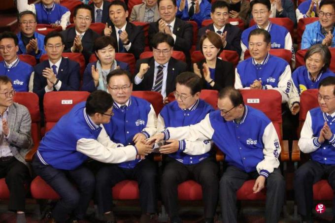 出口民调显示韩国选举执政党大败 尹锡悦或面临弹劾危机